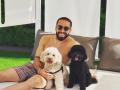 Dani Carvajal con sus perritos en su casa