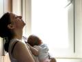 El retraso en la edad de la maternidad ha incrementado el número de "madres sandwich"