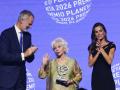 La ganadora, Isabel Allende, posando con el galardón junto a los reyes de España