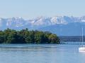 Veleros en el lago Starnberg con la isla Roseninsel y los Alpes bávaros al fondo