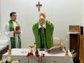 León XIV, oficiando Misa en el Hospital Gemelli de Roma