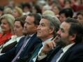 El presidente del PP, Alberto Núñez Feijóo, sentado entre el alcalde de Toledo, Carlos Velázquez, y el presidente regional del partido, Paco Núñez