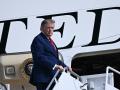 El presidente de EE.UU. Donald Trump subiendo al Air Force One
