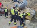 Labores de los bomberos en el accidente mortal en Castalla (Alicante)