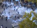 Choque entre manifestantes y policías en la Plaza de la República de París