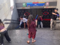 Varias de las personas acampadas limpian los exteriores de la estación de Sol
