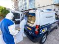 Agentes de la Policía científica recogen pruebas en el edificio de Burgos donde apareció muerta una anciana de 83 años