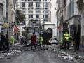 Trabajadores de la municipalidad de Marsella limpian los destrozos en una calle comercial