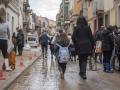 Imagen de unos escolares y sus familias a la salida de un centro escolar en Valencia