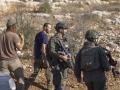 Soldados y colonos israelíes en Deir Abu Mashal, Cisjordania
