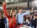 Begoña Gómez y Pedro Sánchez, este sábado, en un mitin, en Fuenlabrada (Madrid)