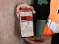 Un sindicalista muestra un móvil con información sobre la huelga del 11N