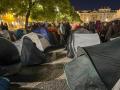 LISBOA, 19/10/2026.- Un grupo de varias decenas de ciclistas recorrió este lunes algunas de las principales calles de Lisboa en apoyo a la acampada en defensa de la vivienda asequible instalada desde el sábado en la turística plaza de D. Pedro IV, popularmente conocida como Rossio. EFE/Carlota Ciudad