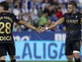 Isma Ruiz se saluda con Eder García tras una jugada en Butarque