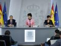 La portavoz del Gobierno, flanqueada por los ministros Luis Planas e Isabel Rodríguez