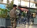 Un militar de la Unidad Sentinelle patrulla en las calles de París