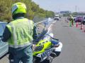 Agente de la Guardia Civil de Tráfico en un accidente