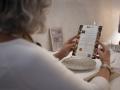 Imagen de archivo de una mujer consultando una de las cartas de Castelló Ruta de Sabor