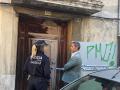 Antonio Ortolá con una agente de policía durante el desalojo de unos okupas