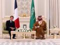 El presidente francés Emmanuel Macron asiste a una reunión con el príncipe heredero saudí Mohammed Bin Salman en el Palacio Yamamah en Riad