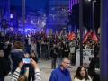 Agentes policiales reduciendo a uno de los radicales de izquierdas en La Coruña