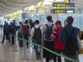 Agentes de policía nacional realizan controles a los pasajeros de la T4 del Aeropuerto Adolfo Suárez Madrid-Barajas, en Madrid