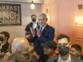 El primer ministro israelí, Benjamin Netanyahu (C), interactúa con sus simpatizantes durante un encuentro con el partido Likud(1)
