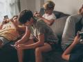 El sexting, la hiperconexión o la pornografía online son algunos de los riesgos de los adolescentes de la Gen Z