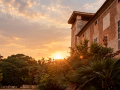 Atardecer mediterráneo junto a villa histórica