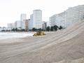 La Coruña se prepara para el invierno: levanta una duna de más de dos metros en Riazor para frenar los temporales