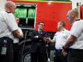 El primer ministro británico, Andy Burnham (en el centro), conversa con personal de bomberos y rescate durante la cumbre inaugural Wildfires '27 sobre resiliencia, celebrada en el Centro Nacional de Excelencia en Resiliencia de Aintree, al noroeste de Inglaterra
