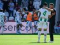 Iván Ania celebra uno de los goles con Álex Martín, con el resto de jugadores al fondo