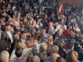 Pedro Sánchez abraza a los militantes socialistas en su visita a Granada