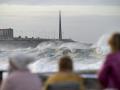 Una cadena humana salva a una mujer arrastrada por el mar en la playa de Riazor, en La Coruña