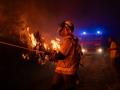 Varias personas trabajan en la extinción de un fuego