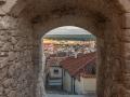 Arco de entrada a la muralla y antigua ciudad de Cuéllar en la provincia de Segovia en España