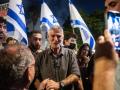 Yair Golan, líder del partido Los Demócratas, saluda a sus simpatizantes durante una manifestación antigubernamental en la Plaza de los Rehenes de Tel Aviv