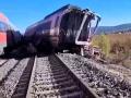 Las impactantes imágenes de los dos trenes siniestrados: vías destrozadas y restos del fuselaje