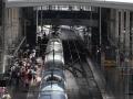 Pasajeros en un andén de la estación de trenes de Puerta de Atocha durante la huelga de 24 horas en el transporte ferroviario, a 29 de junio de 2026