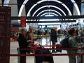 Pasajeros en el aeropuerto de Sevilla en uno de los mostradores de embarque este jueves, el día después del accidente ferroviario de Urda

ROCÍO RUZ-EUROPA PRESS
29/10/2026