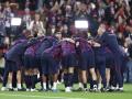 Los jugadores del Barcelona hacen una piña antes del clásico