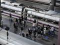 Varios pasajeros pasan ante un AVE en la Estación de Atocha, de donde partió el tren accidentado en Urda (Toledo)