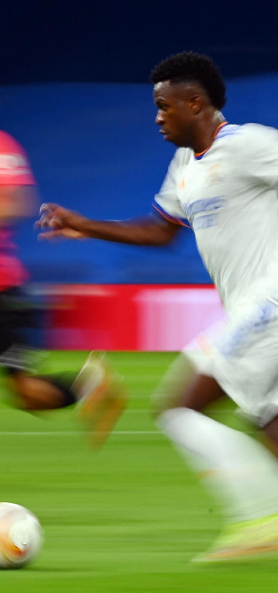 Vinícius conduce el balón.