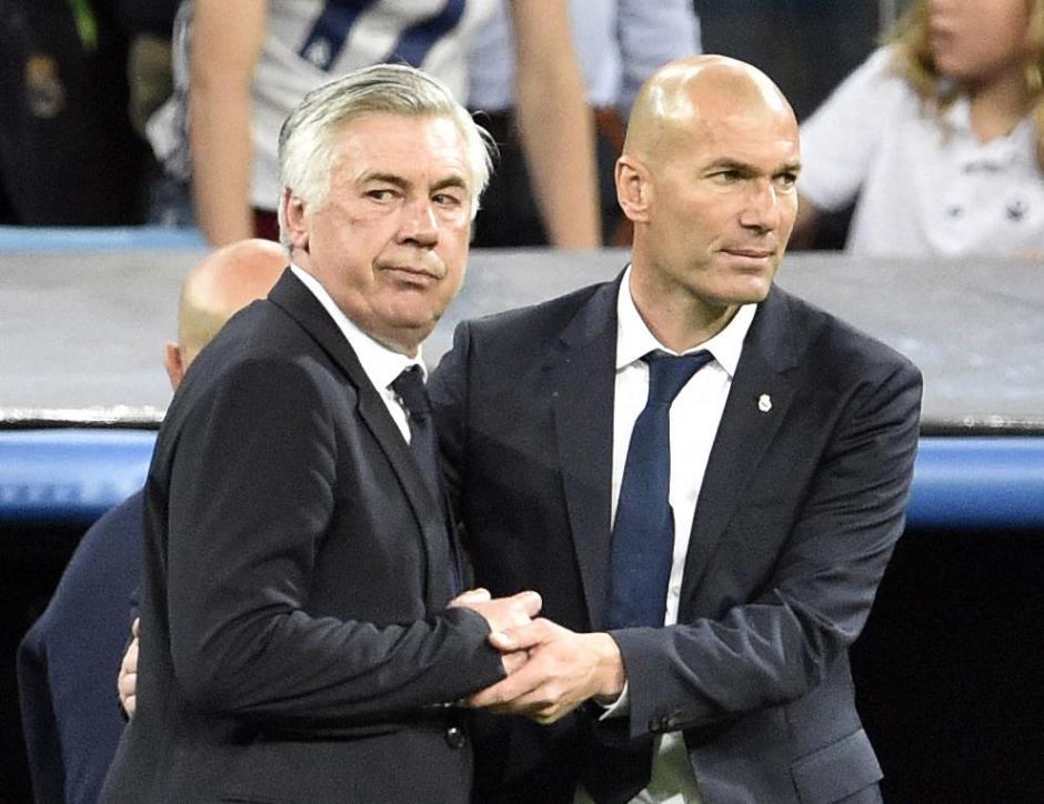 Carlo Ancelotti y Zinedine Zidane se saludan tras un encuentro en el Santiago Bernabéu