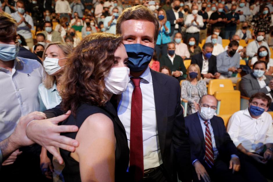 Casado abraza a Ayuso en la Convención.