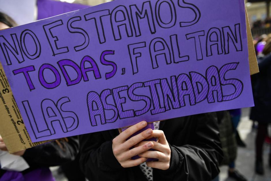 Pancarta contra la violencia de género durante la celebración del 8-M en Pamplona