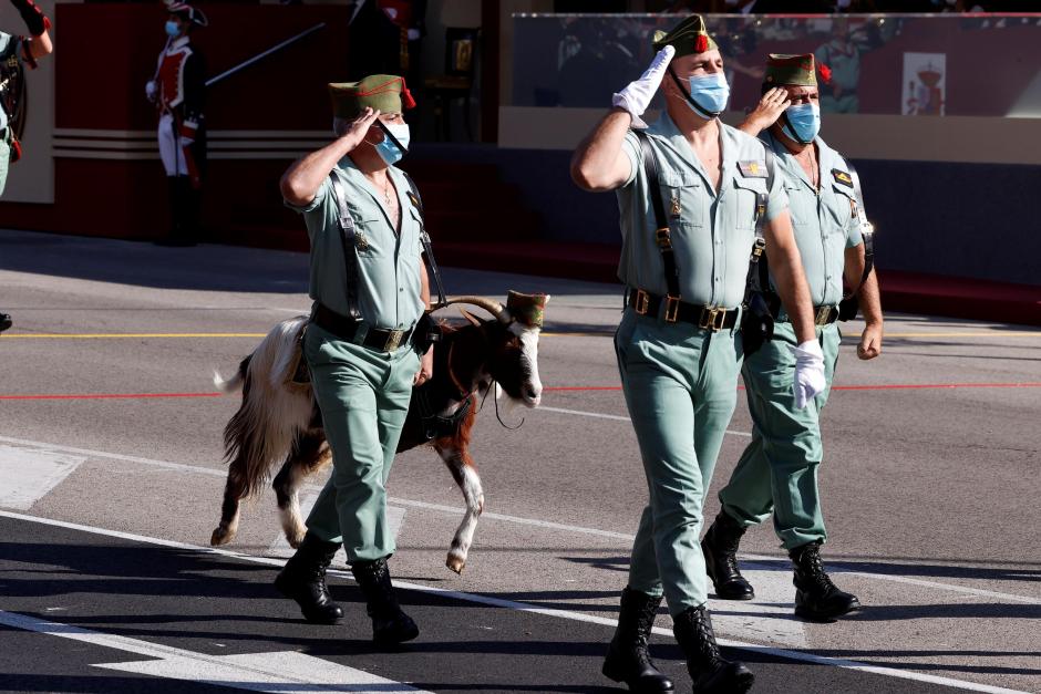 Varios legionarios desfilan junto a la cabra, emblema de este cuerpo de élite militar, hoy en Madrid con motivo del Día de la Hispanidad