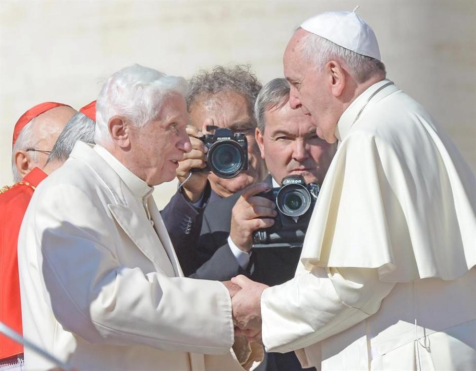 Benedicto XVI y el Papa Francisco, icónica imagen de los dos papas de la Iglesia
