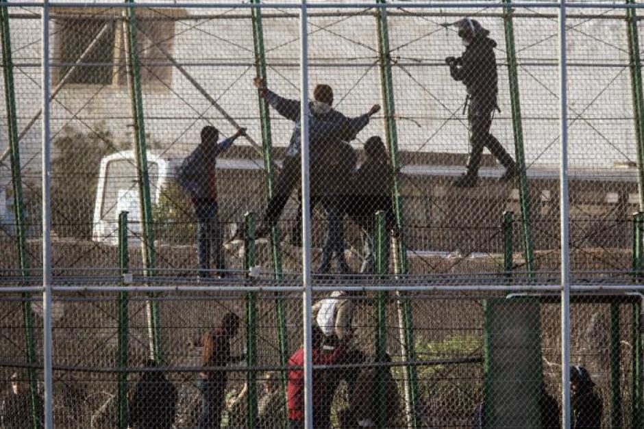 Inmigrantes en la valla fronteriza de Melilla