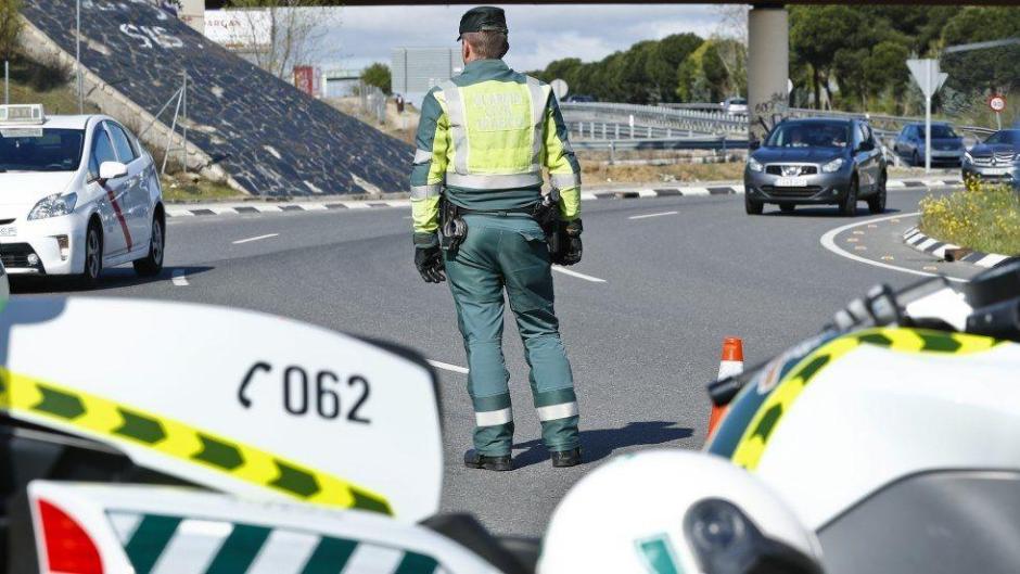Un guardia civil de tráfico en sus funciones